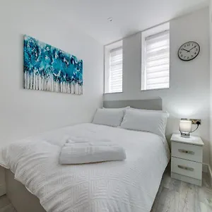  Apartment Superior Compact Studio Close To Amenities United Kingdom