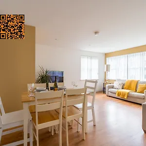 Apartment Modern 3 Bedroom Apt Near City Centre Parking Included, Belfast